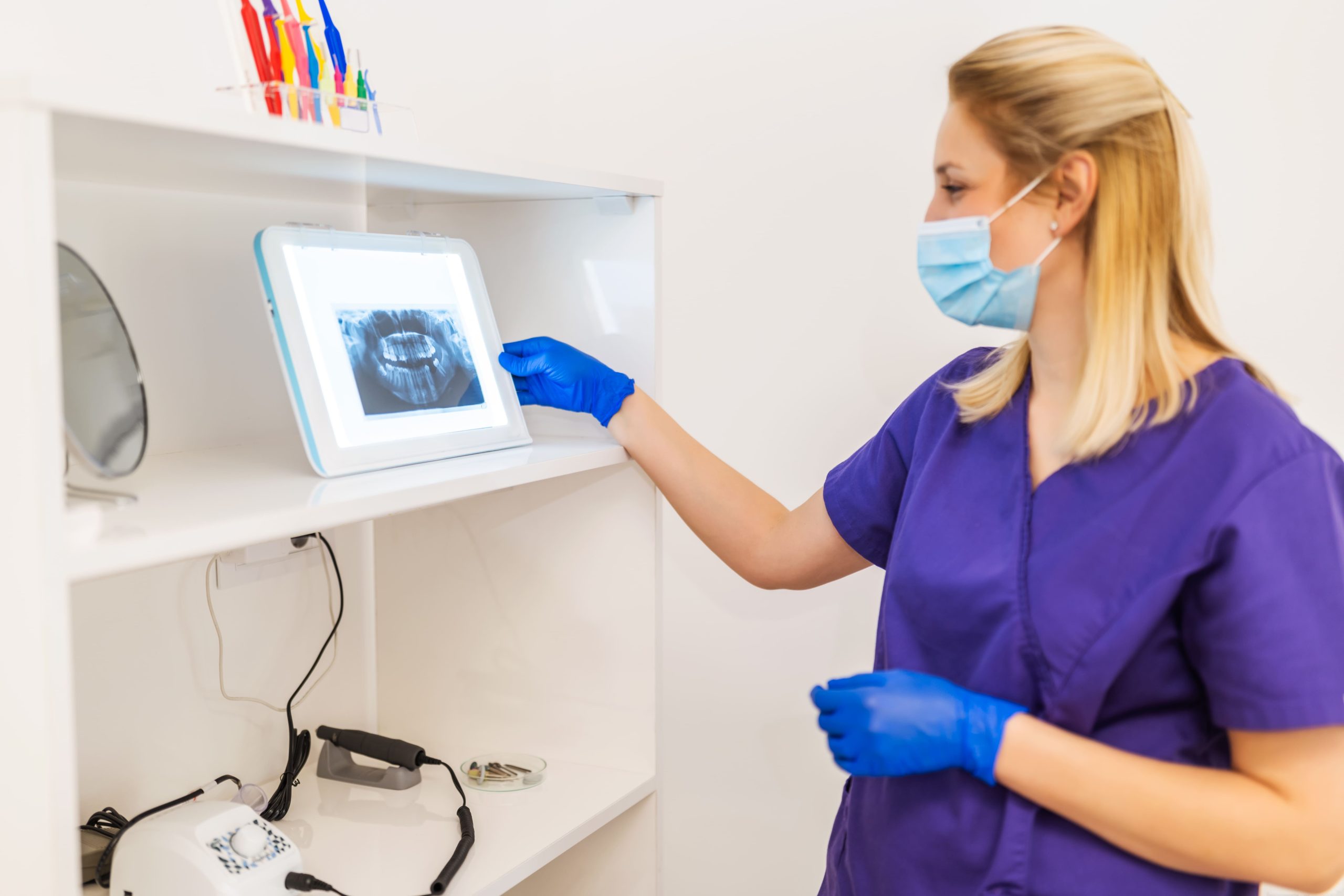 Para Doctores dental professional examining x ray in bright offi 2026 03 19 23 33 29 utc