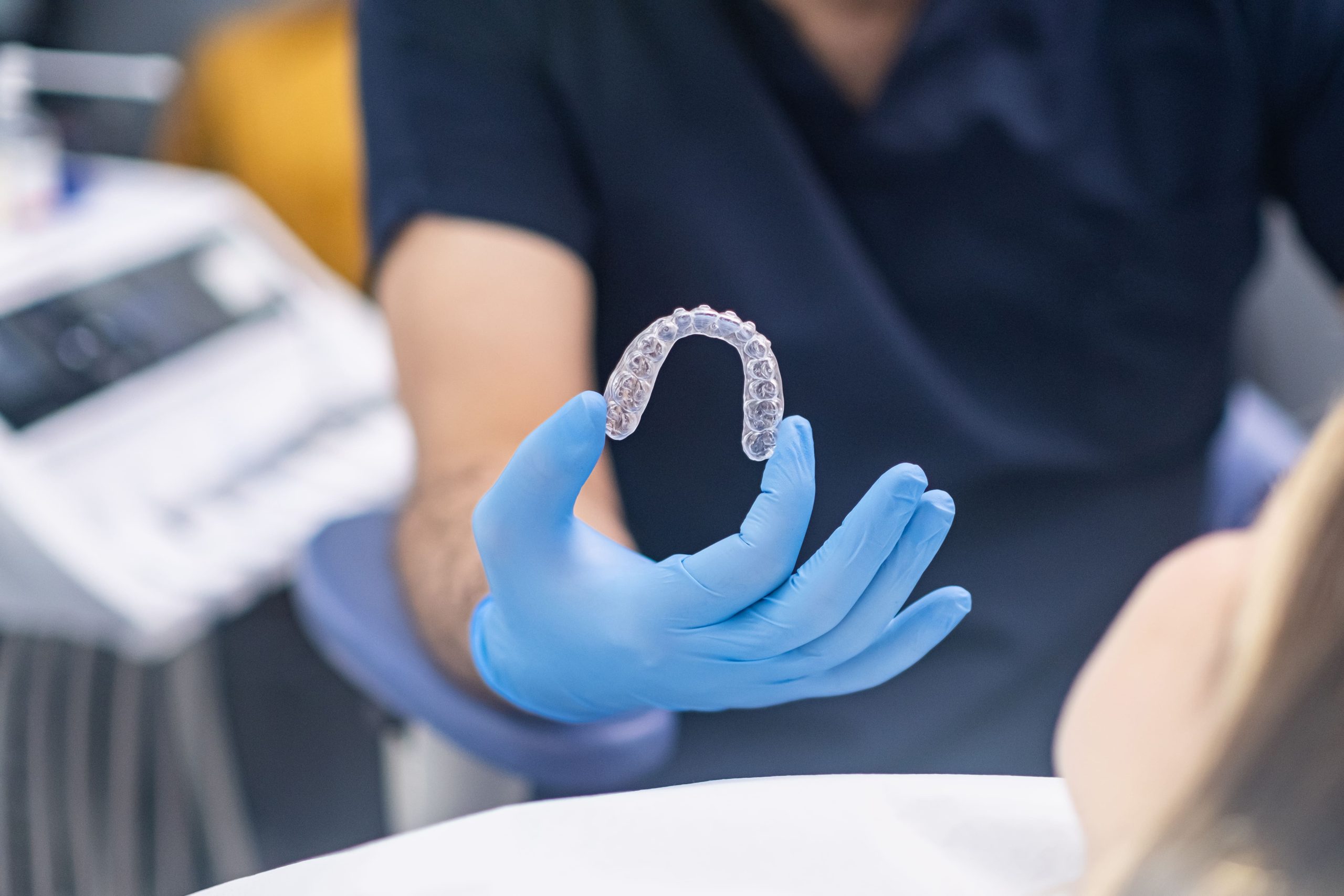 Para Doctores dental professional holds clear aligner in office 2026 03 13 04 20 40 utc